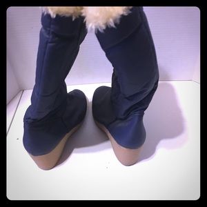 A pair of size 8 1/2 womens snow boots